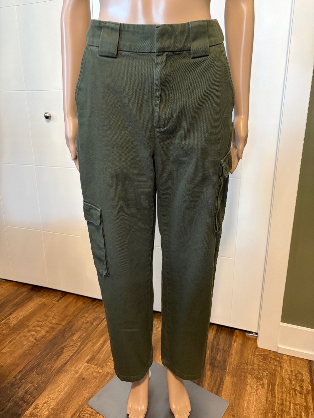 Aritzia TNA Cargo Pants – Olive Green Utility Style